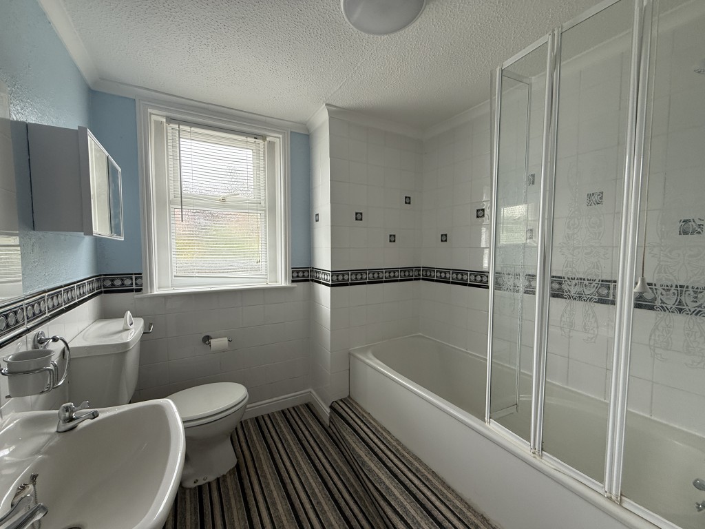 Lot: 142 - FREEHOLD TWO-BEDROOM HOUSE IN NEED OF IMPROVEMENT - Bathroom with white suite
